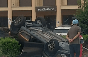 Carmagnola, auto si ribalta in via Rubatto: paura ma nessun ferito grave