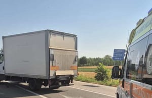 Scontro tra camion e moto a Cambiano: ferito grave un motociclista