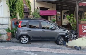 Baldissero Torinese: auto si schianta contro il déhors di un ristorante