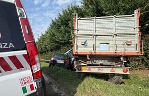 Pralormo, scontro auto-trattore: donna incastrata, salvata dai Vigili del Fuoco