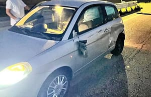 Carmagnola, auto contromano centra una Lancia Y e fugge